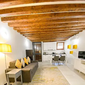 Isa Lovely In Apartament